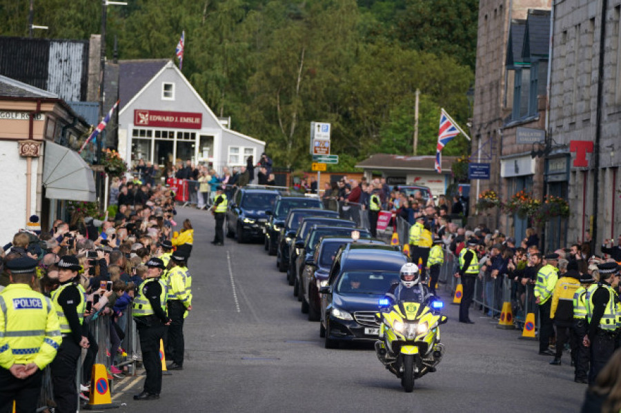 El cortejo fúnebre con los restos de Isabel II sale de Balmoral