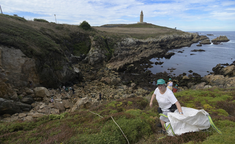 Escaladores retiran 100 kilos de residuos del entorno de la Torre de Hércules