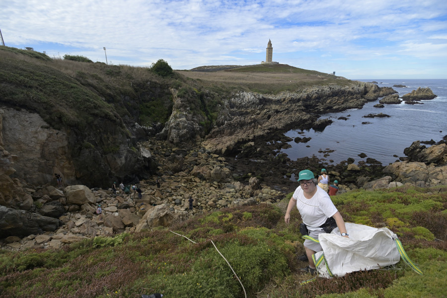 Escaladores retiran 100 kilos de residuos del entorno de la Torre de Hércules