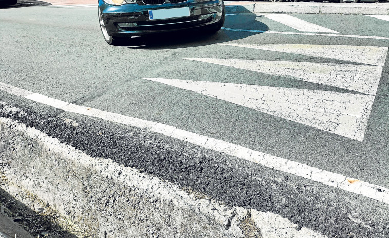 La cuneta de la calle de Simón Bolívar se convierte en una trampa letal para los coches