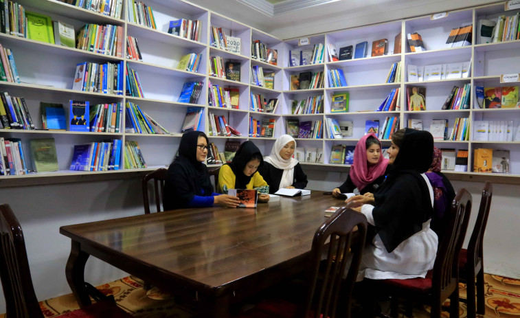 Una biblioteca clandestina para mujeres desafía el veto de los talibanes