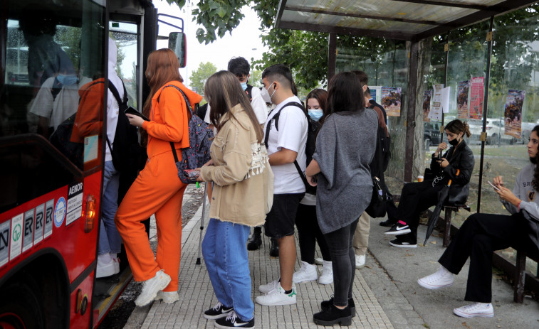 Los estudiantes denuncian retrasos y masificación en  la línea de bus universitaria de A Coruña