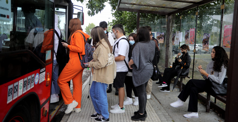 Los estudiantes denuncian retrasos y masificación en  la línea de bus universitaria de A Coruña