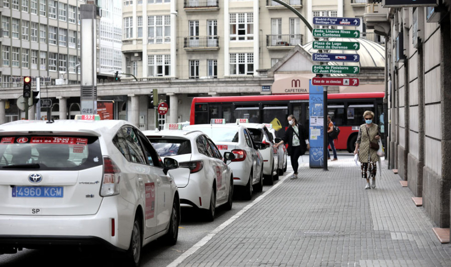 El sector del taxi pedirá medidas que incentiven su uso ante la rebaja en la tarifa del bus urbano en A Coruña