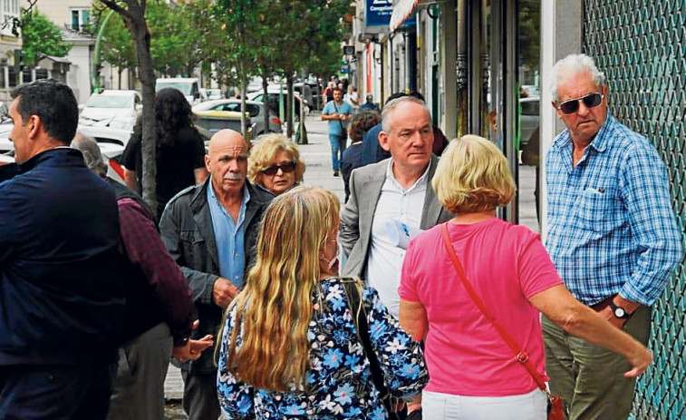 Los vecinos de Os Mallos trasladan su malestar con la situación del barrio  al portavoz del PP