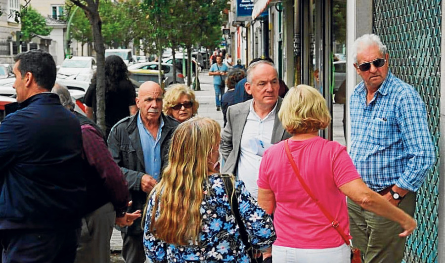 Los vecinos de Os Mallos trasladan su malestar con la situación del barrio  al portavoz del PP