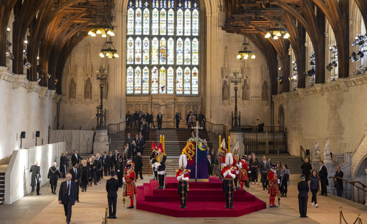 Miles de personas dan su último adiós a Isabel II en Westminster