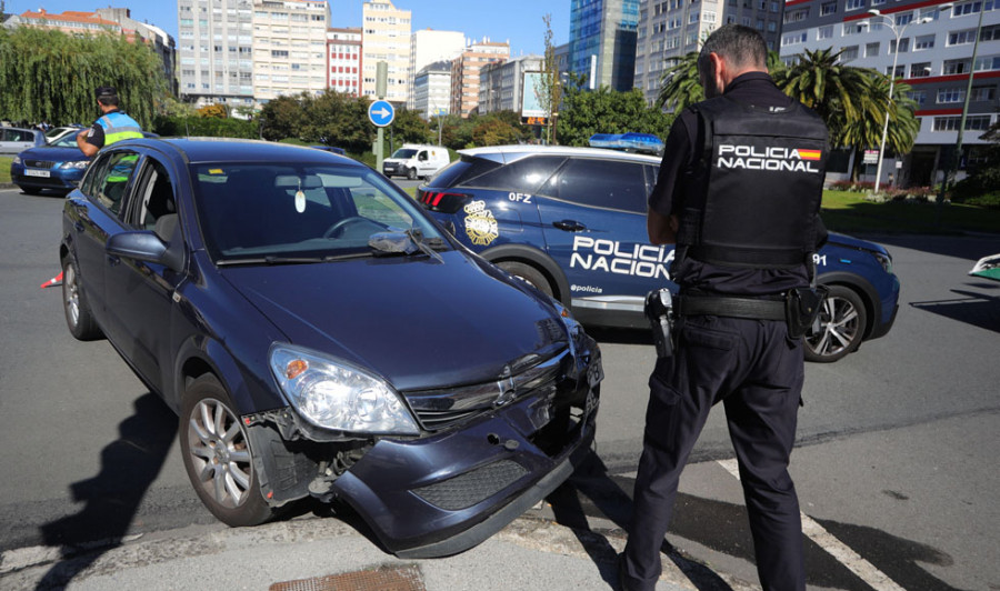 Un coche de la Policía Nacional y un particular colisionan en la avenida del Ferrocarril, en A Coruña