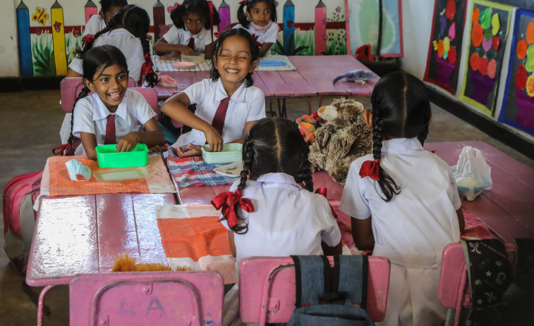 Sri Lanka, la difícil elección entre comer tres veces al día o ir al colegio