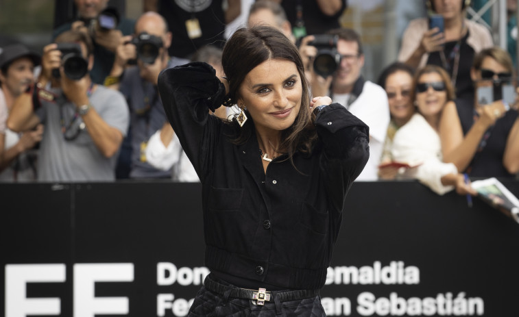Penélope Cruz conquista a sus fans en su llegada a San Sebastián