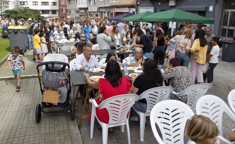 El comercio de A Falperra tomó la calle para abrazarse con sus vecinos