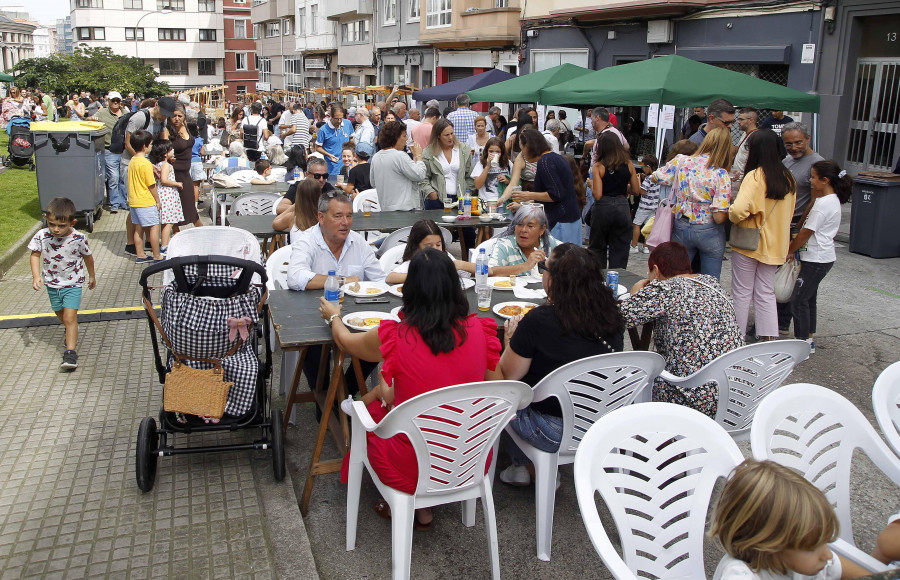 El comercio de A Falperra tomó la calle para abrazarse con sus vecinos