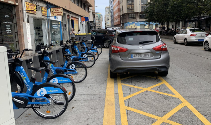 La doble fila indigna a los usuarios de BiciCoruña en As Conchiñas