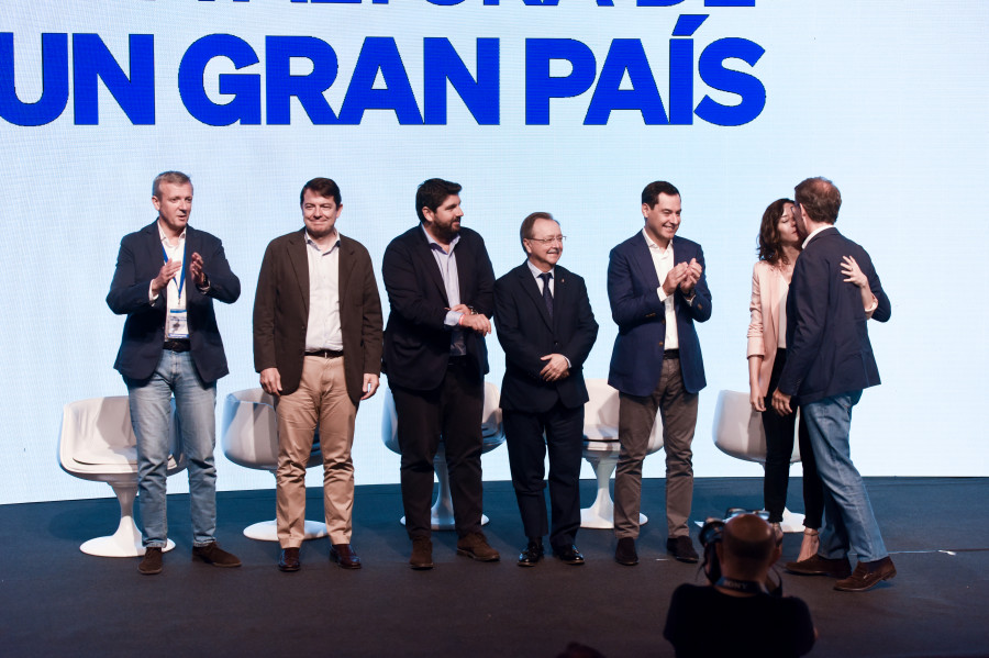 Los barones del PP llaman a vencer al PSOE tiñendo el mapa de azul en mayo