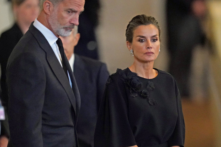 Los Reyes de España visitan la capilla ardiente de Isabel II