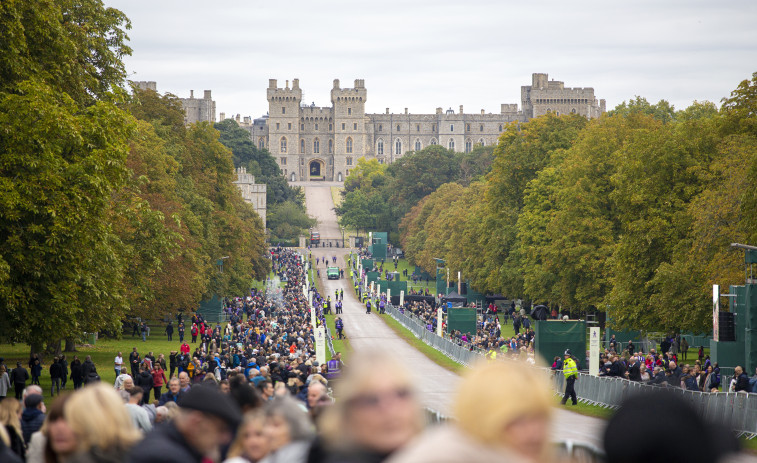 Miles de personas aguardan a la reina en Windsor