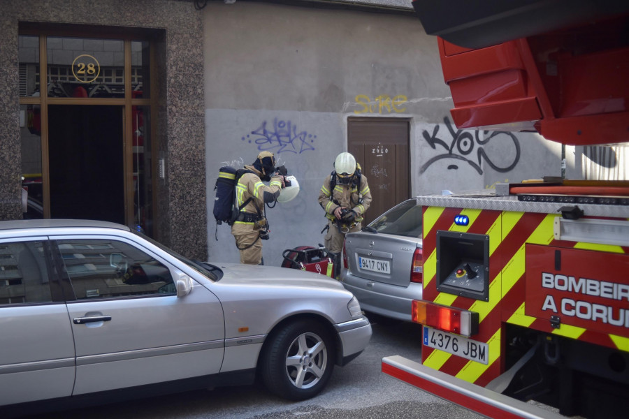 Los Bomberos sofocan un incendio en una cocina de O Castrillón