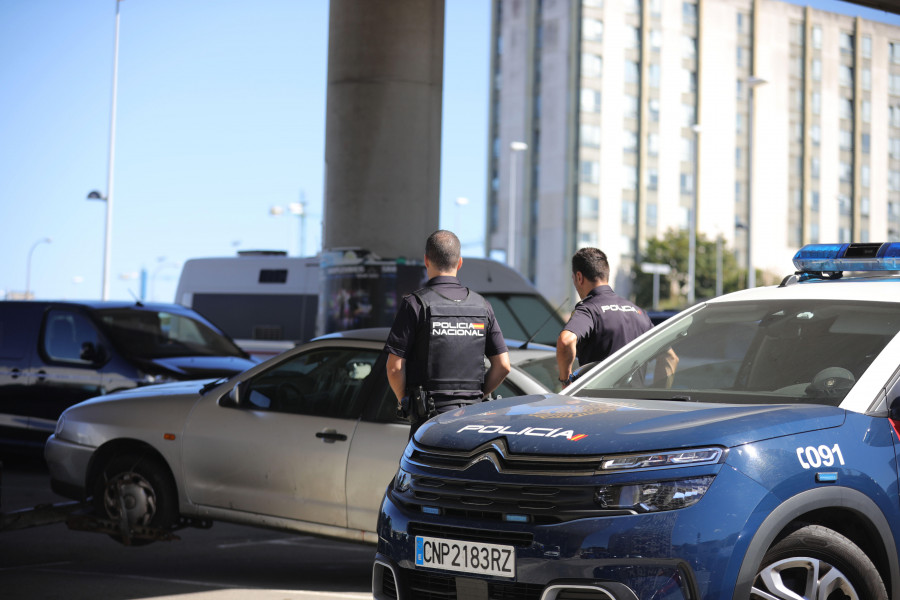 Hallan el cuerpo de un hombre en el aparcamiento frente a Espacio Coruña