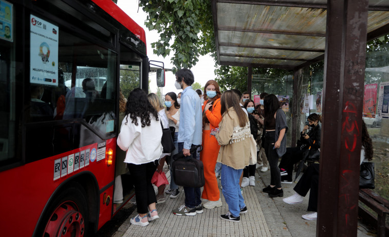 Ayuntamiento y UDC rebajan un 60% el billete del autobús para universitarios