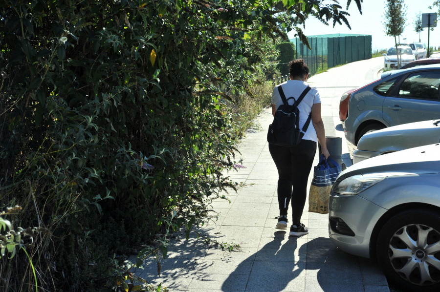 Los vecinos de Eirís denuncian que el estado de las zonas verdes de Xuxán dificulta la movilidad