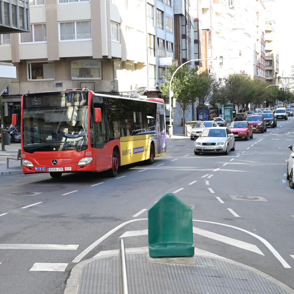 Un autobús circula a la altura de la bifurcación de Juan Flórez