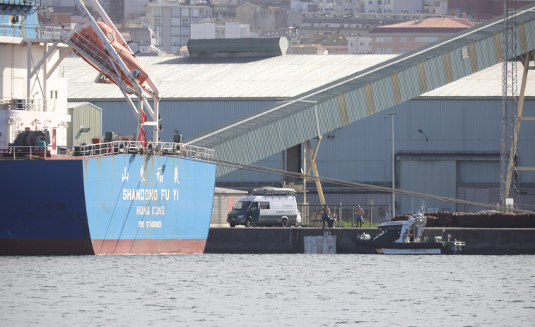 El peso total del alijo de cocaína incautado el sábado en el puerto coruñés asciende a 880 kilos