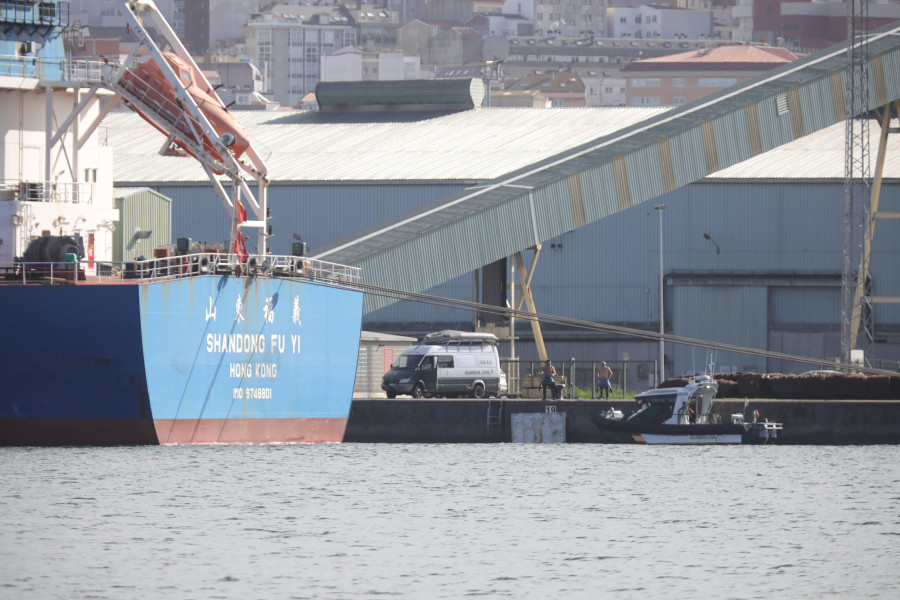 El peso total del alijo de cocaína incautado el sábado en el puerto coruñés asciende a 880 kilos