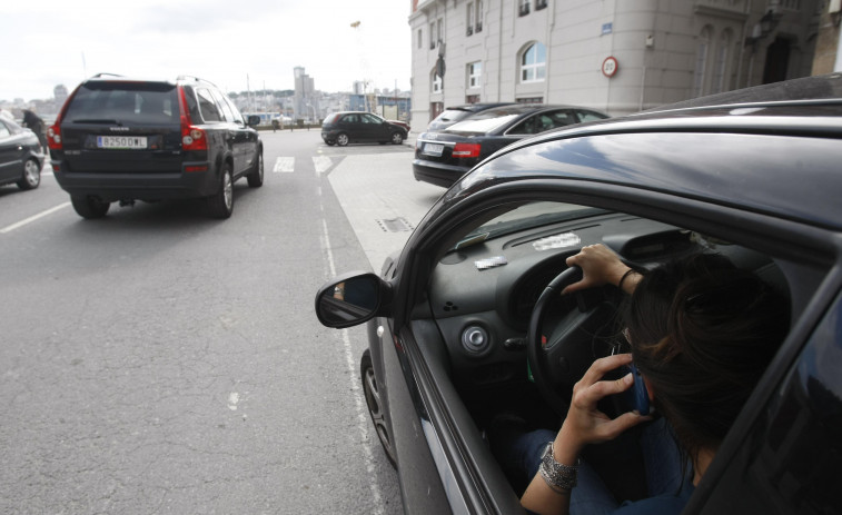 Los conductores siguen usando el móvil al volante pese al aumento de puntos