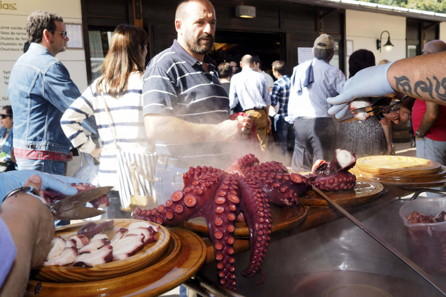 Las casetas esperan que la ración de pulpo a 12 € sea un reclamo del San Froilán