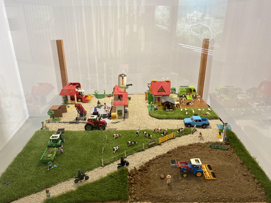 La agricultura centra la nueva exposición de clicks  de Playmobil del Centro Etnográfico de Teixeiro