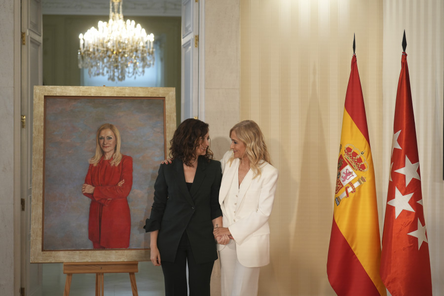 Cristina Cifuentes descubre su retrato de expresidenta de Madrid en Sol