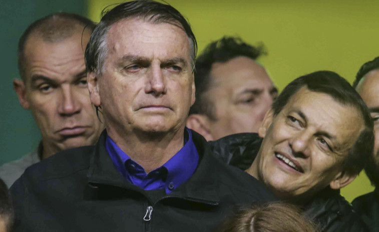 Bolsonaro, con el fusil en una mano y la Biblia en la otra