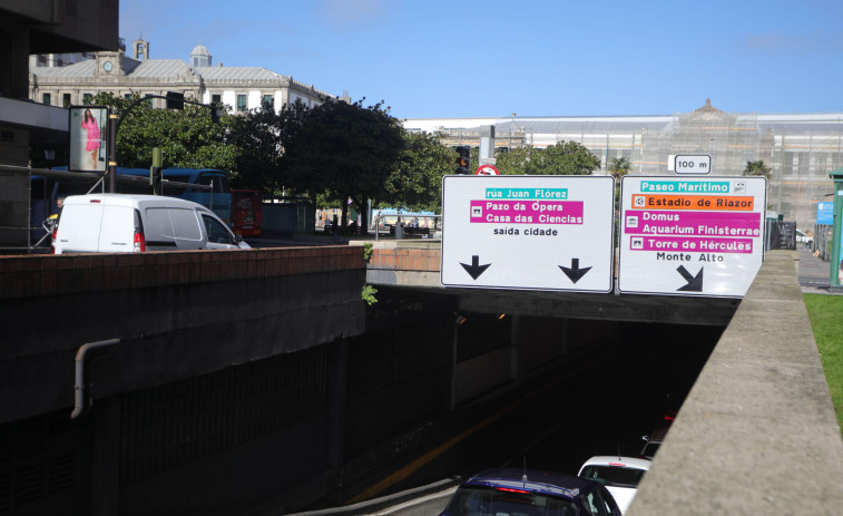 Un camión se atasca en el túnel de Juana de Vega