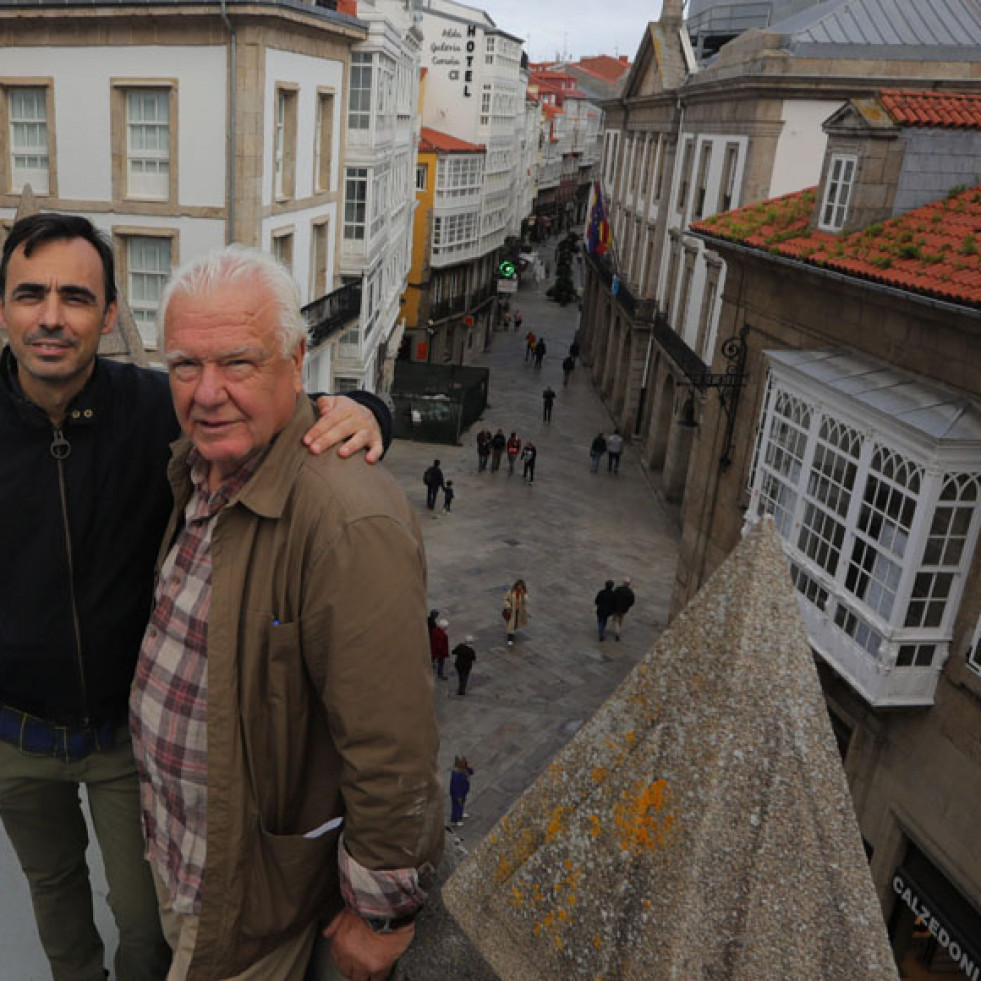 El hostelero Emilio Ron y el padrino del Cine París, José Luis Saavedra, en el tejado del histórico edificio  Patricia G. Fraga