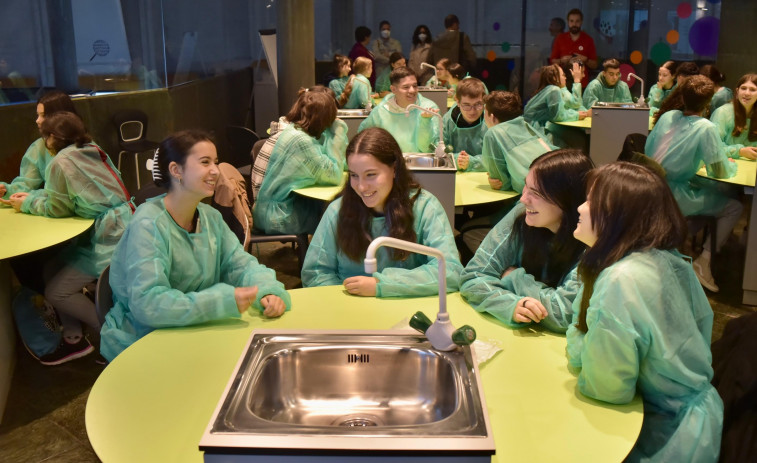 La Noche Europea de los Investigadores siembra la semilla de la ciencia entre los estudiantes coruñeses