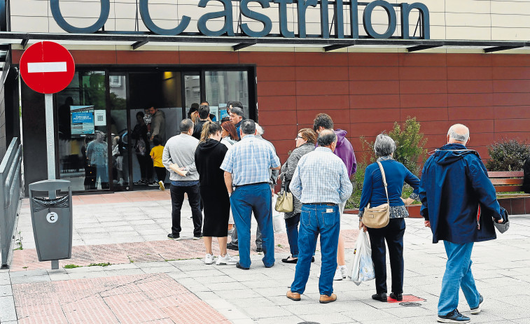 El polideportivo de  O Castrillón se llenó de vecinos curiosos