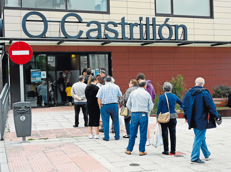 El polideportivo de  O Castrillón se llenó de vecinos curiosos