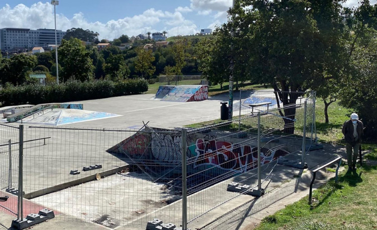 Los aficionados piden que se habilite  para su uso “de una vez por todas”  el skatepark de Eirís