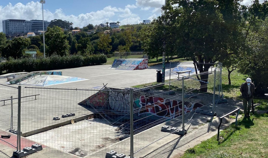 Los aficionados piden que se habilite  para su uso “de una vez por todas”  el skatepark de Eirís