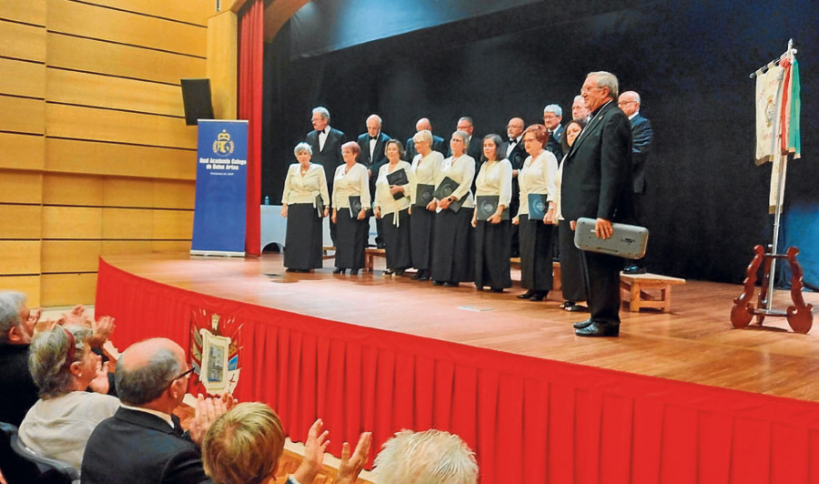 La Coral de Betanzos recibe la Medalla  de Marcial del Adalid concedida en 2019  al cumplir 50 años