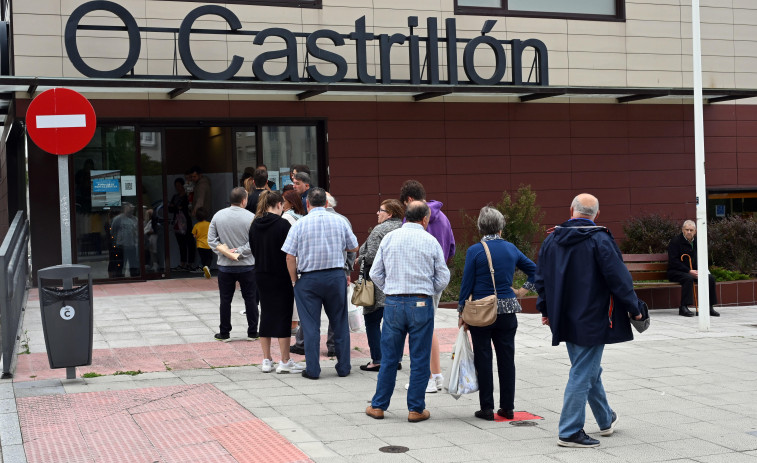 El polideportivo de  O Castrillón se llenó de vecinos curiosos