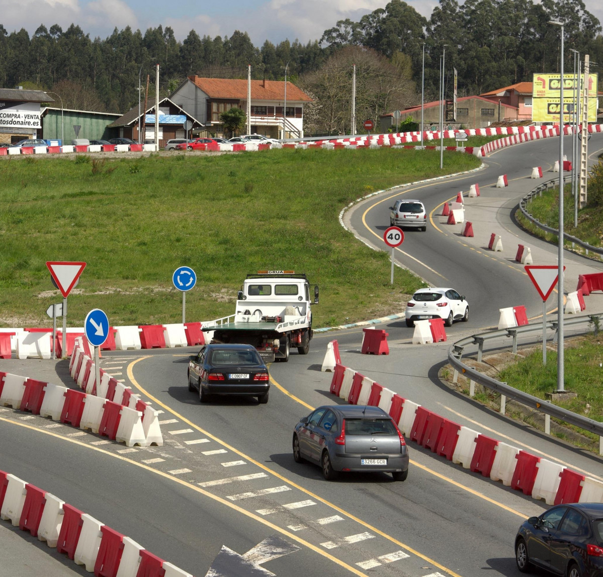 Los trabajos que se estu00e1n realizando en la carretera nacional N VI, en Iu00f1u00e1s, Perillo y Guu00edsamo, provocan retenciones de tru00e1fico (2)