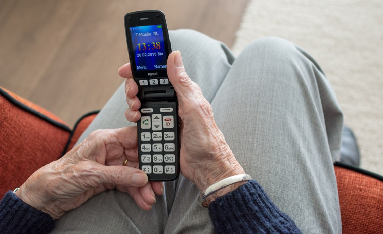 Galicia pone en marcha el teléfono para la atención administrativa a personas mayores de 65 años