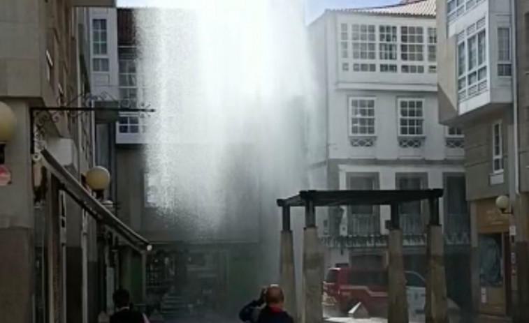 Un hidrante roto provoca una tromba de agua en la calle Galera