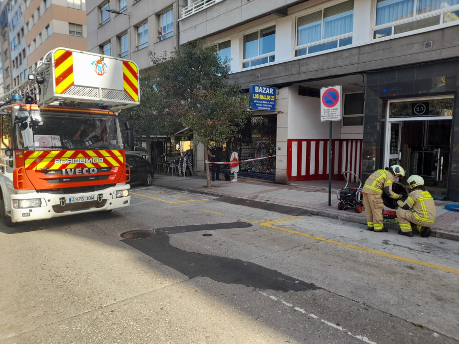 Un incendio doméstico obliga a cerrar la avenida de Os Mallos al tráfico