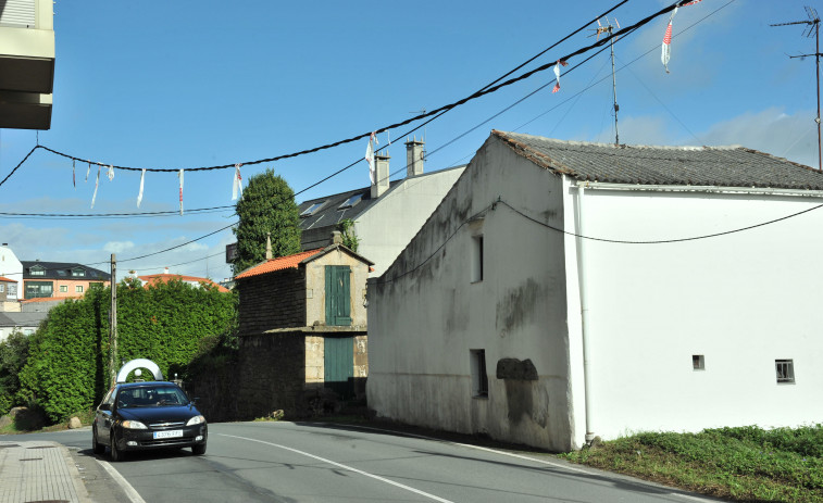 La situación de los cables del tendido eléctrico preocupa a los vecinos de O Martinete