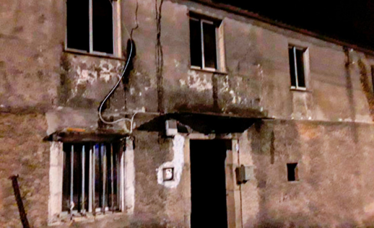 Un incendio calcina una vivienda en Culleredo
