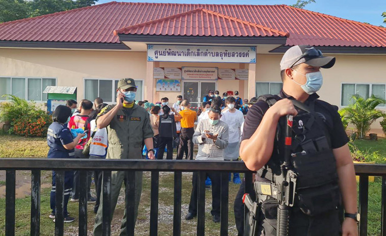 Desesperación y llanto tras la matanza en una guardería de Tailandia