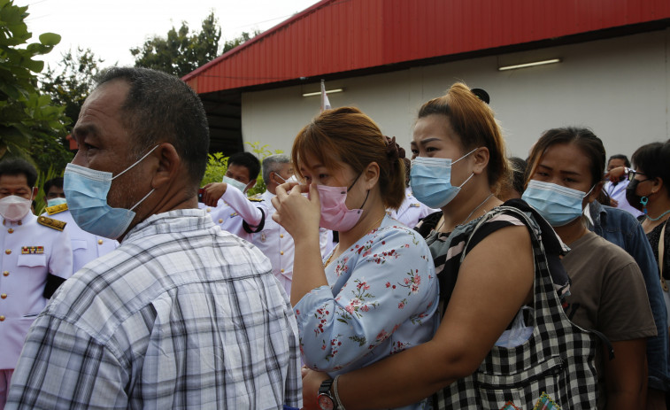 Los familiares lloran a las víctimas de la matanza en la guardería de Tailandia