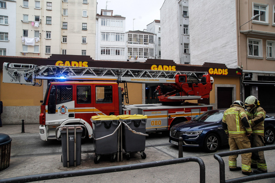 Cinco incendios en 18 horas exigieron a los Bomberos de A Coruña una intensa actividad